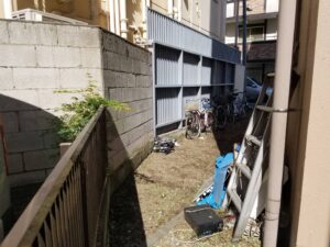 東京都文京区の草刈りの施工事例前の写真です。