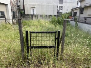 東京都葛飾区の草刈りの施工事例前の写真です。