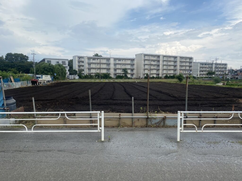 三創緑園の神奈川県港北区草刈前耕運機作業後の写真です。